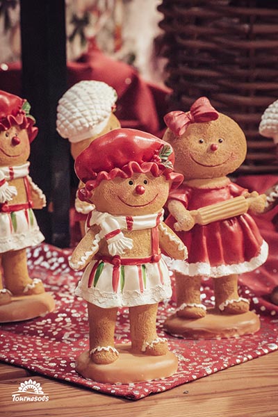 Personnages petits biscuits habillés de façon différentes